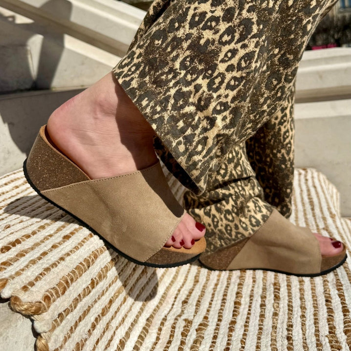 Alex – Mules Compensées Femme en Daim, Semelle Confort - Pastelle Boutique36Taupe